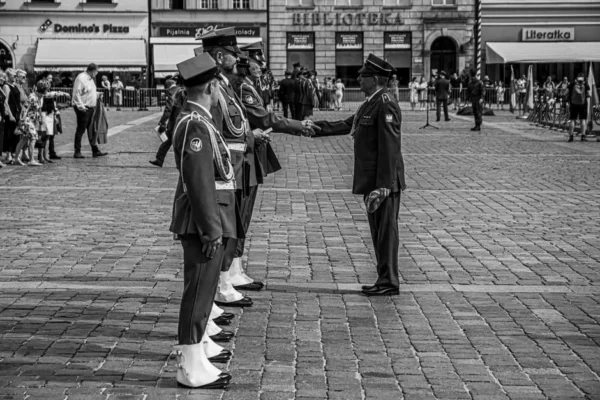 Powiatowe Obchody Święta Policji w Ostrowie – awanse i odznaczenia dla funkcjonariuszy