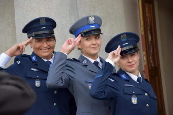 Powiatowe Obchody Święta Policji w Ostrowie – awanse i odznaczenia dla funkcjonariuszy
