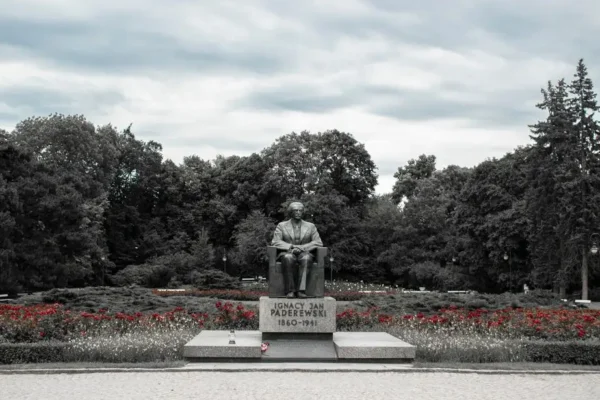 Nowy mural z Paderewskim i Błękitną Armią na szkole w Łasku-Kolumnie