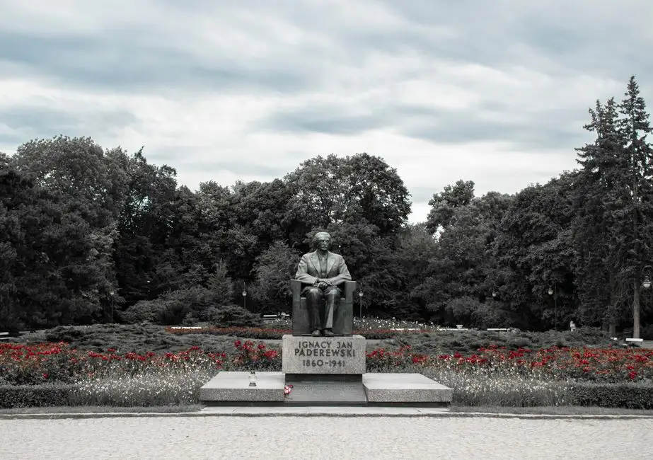 Nowy mural z Paderewskim i Błękitną Armią na szkole w Łasku-Kolumnie