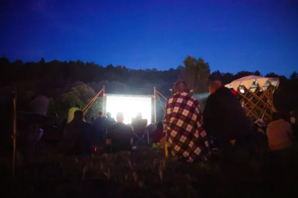 Letnie kino plenerowe w Buczku – film „Wcielenie” w parku
