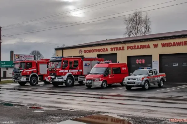 Strażacy z OSP Widawa ćwiczyli dowożenie wody do lasu