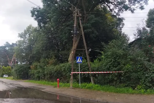 Interwencje strażaków w Łasku: plama oleju i zerwane przyłącze energetyczne