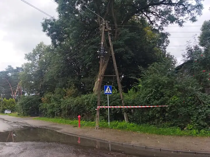 Interwencje strażaków w Łasku: plama oleju i zerwane przyłącze energetyczne