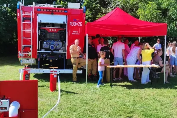 Piknik parafialny w Sędziejowicach: drużyna pożarnicza bawiła dzieci
