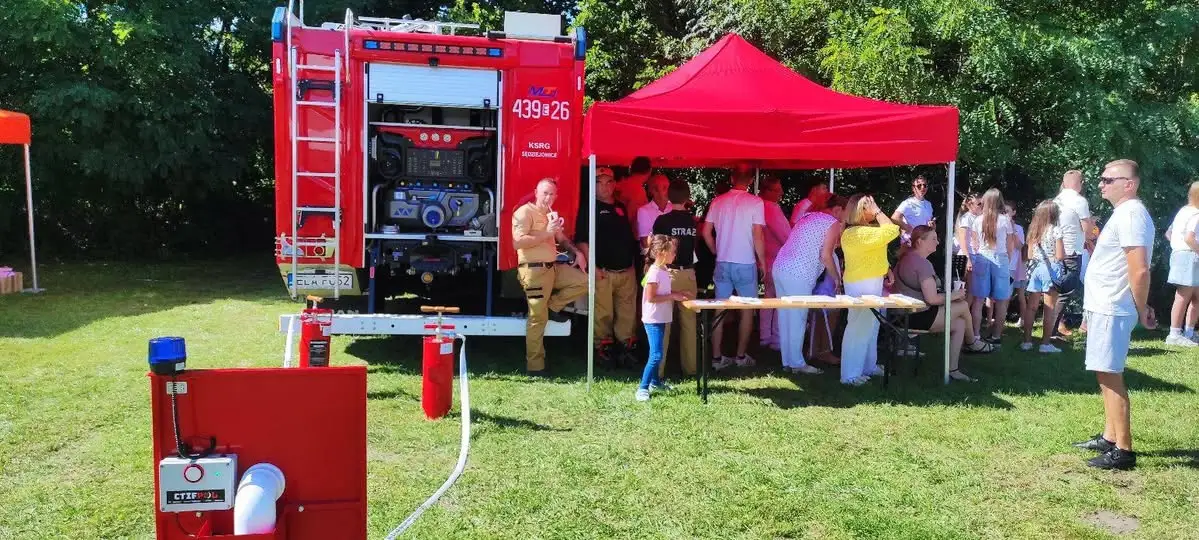 Piknik parafialny w Sędziejowicach: drużyna pożarnicza bawiła dzieci