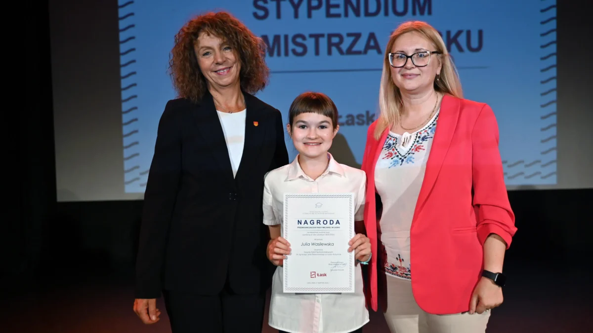 Łask: Uroczyste podsumowanie roku szkolnego 2025/2026 – stypendia i awanse nauczycieli