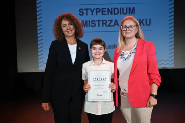 Łask: Uroczyste podsumowanie roku szkolnego 2025/2026 – stypendia i awanse nauczycieli