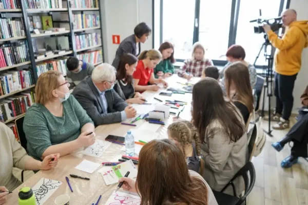 Wakacyjne warsztaty w bibliotece w Buczku – relacja pełna kreatywnych zajęć