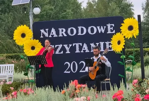 Narodowe Czytanie w Łaskim Ogrodzie Różanym – uczniowie I LO czytali „Dziady”