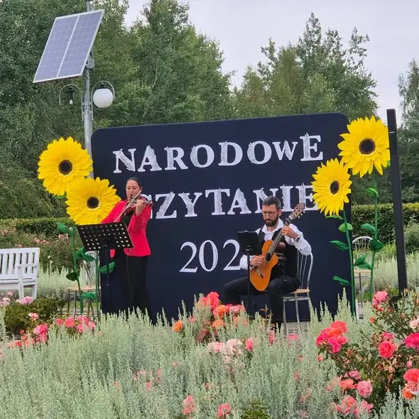 Narodowe Czytanie w Łaskim Ogrodzie Różanym – uczniowie I LO czytali „Dziady”