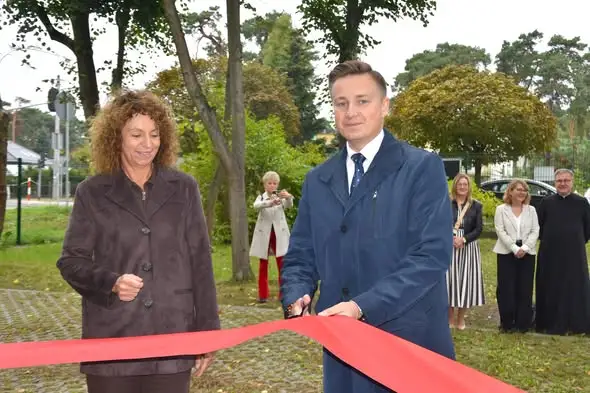 Mural w Łasku-Kolumnie upamiętnia Paderewskiego i Błękitną Armię