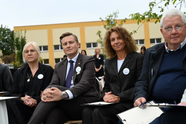 Narodowe Czytanie w Łasku: „Dziady” Mickiewicza w Ogrodzie Różanym