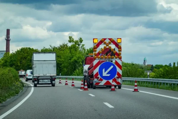Kolizja na S8 pod Łaskiem. Auto osobowe uderzyło w pojazd zabezpieczający roboty drogowe