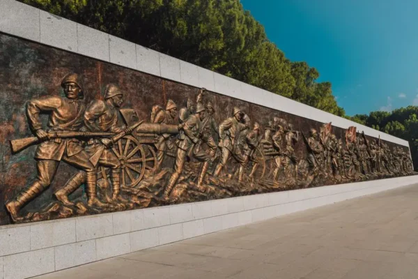Łask-Kolumnа: mural „Dla Niepodległej” upamiętnia Paderewskiego i Błękitną Armię