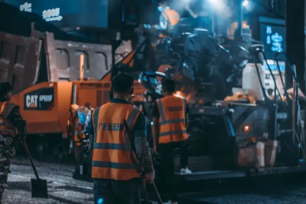Pieszy po zmroku — zadbaj o swoje bezpieczeństwo!